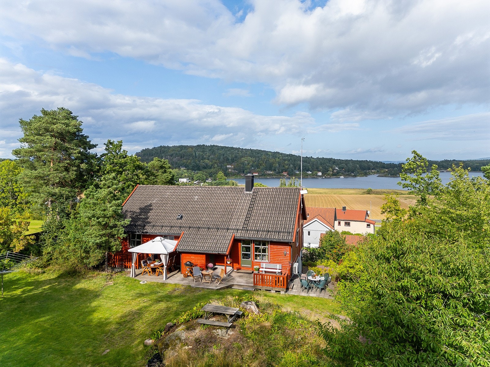 Eiendommen byr på blant annet dobbel garasje, praktfull utsikt over fjorden, gode solforhold og en stor selveiertomt på over 2 mål. Galleribilde