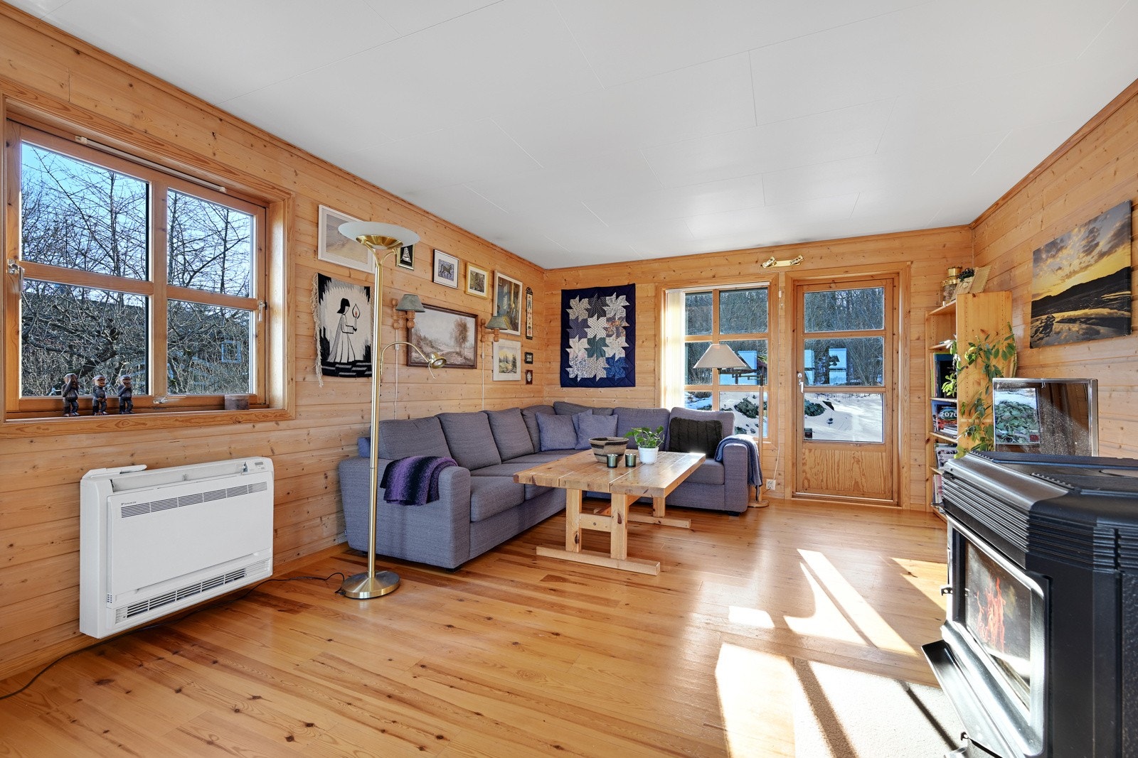 I stuen er det både vedovn og varmepumpe. Galleribilde