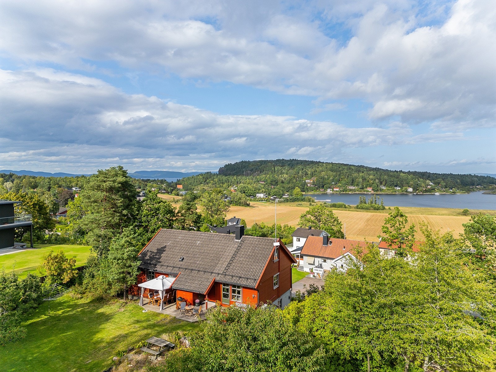 Andreas Rasch Wegger v/PrivatMegleren Horten ønsker velkommen til Skavliveien 21! Galleribilde