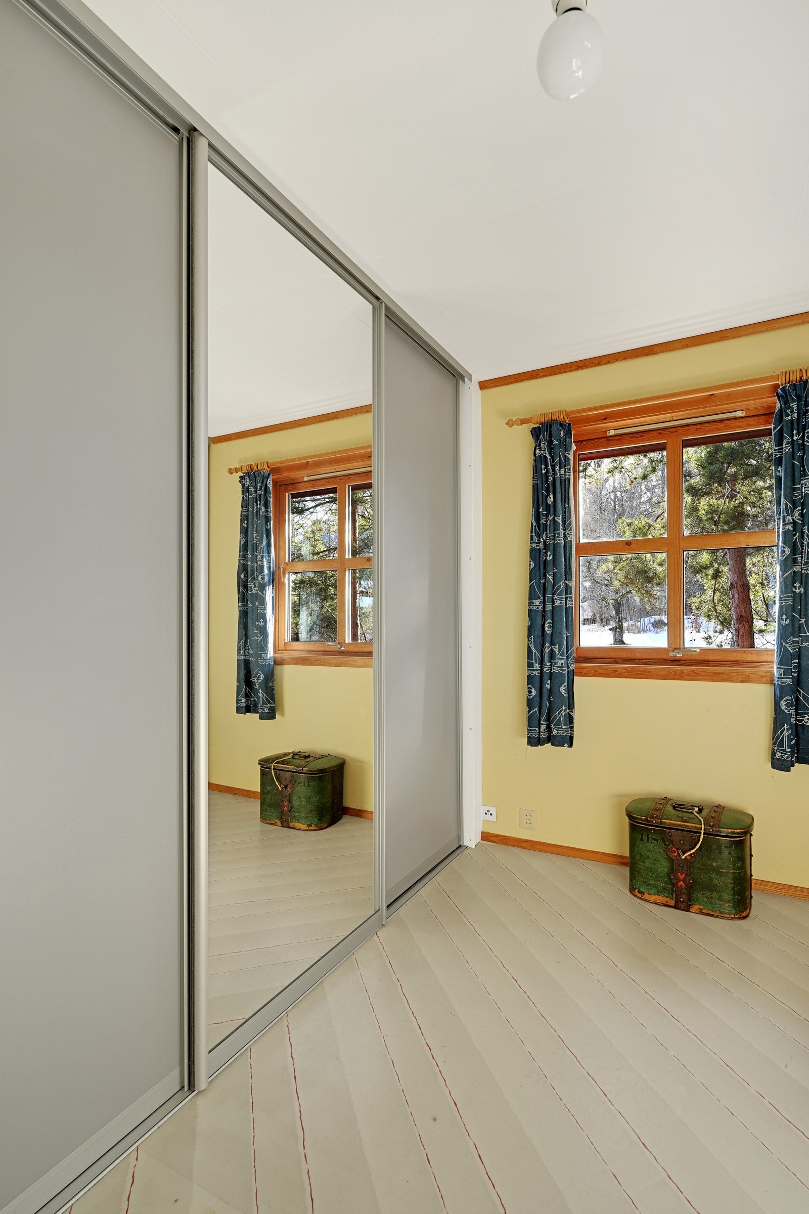 Soverom nr. 2 - her er det skyvedørsgarderobe. Galleribilde