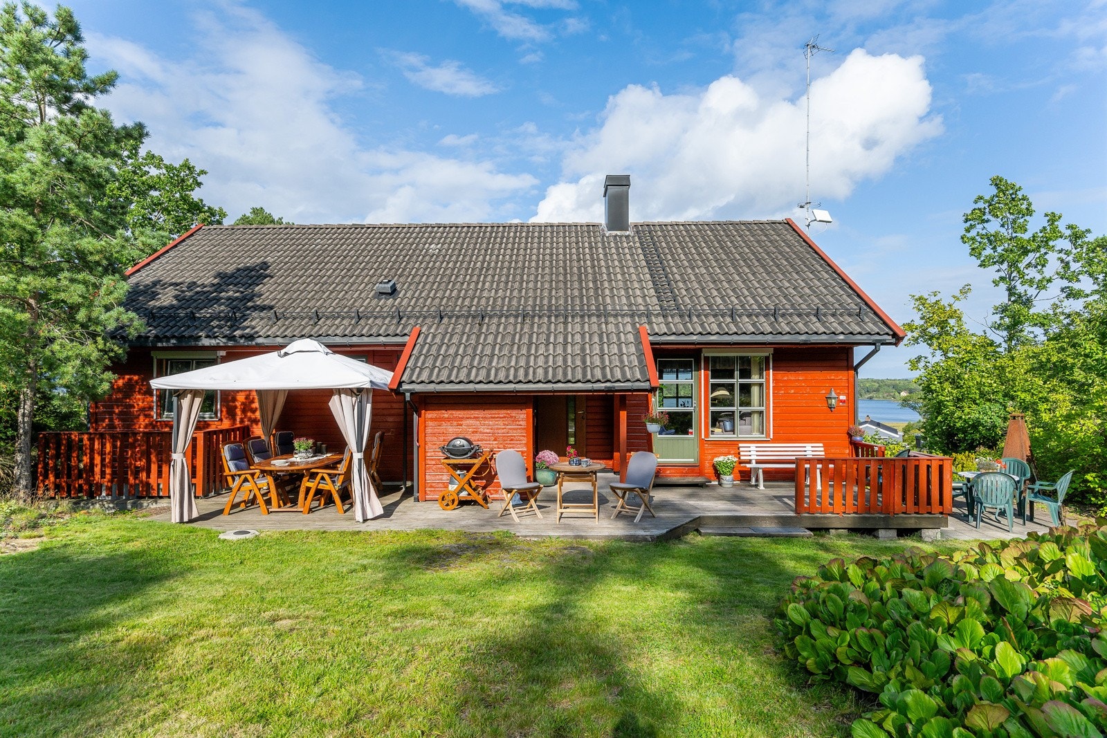 Eiendommen, som er en naturtomt, har utsikt mot sjøen og ligger i skogkanten mot vest. Galleribilde