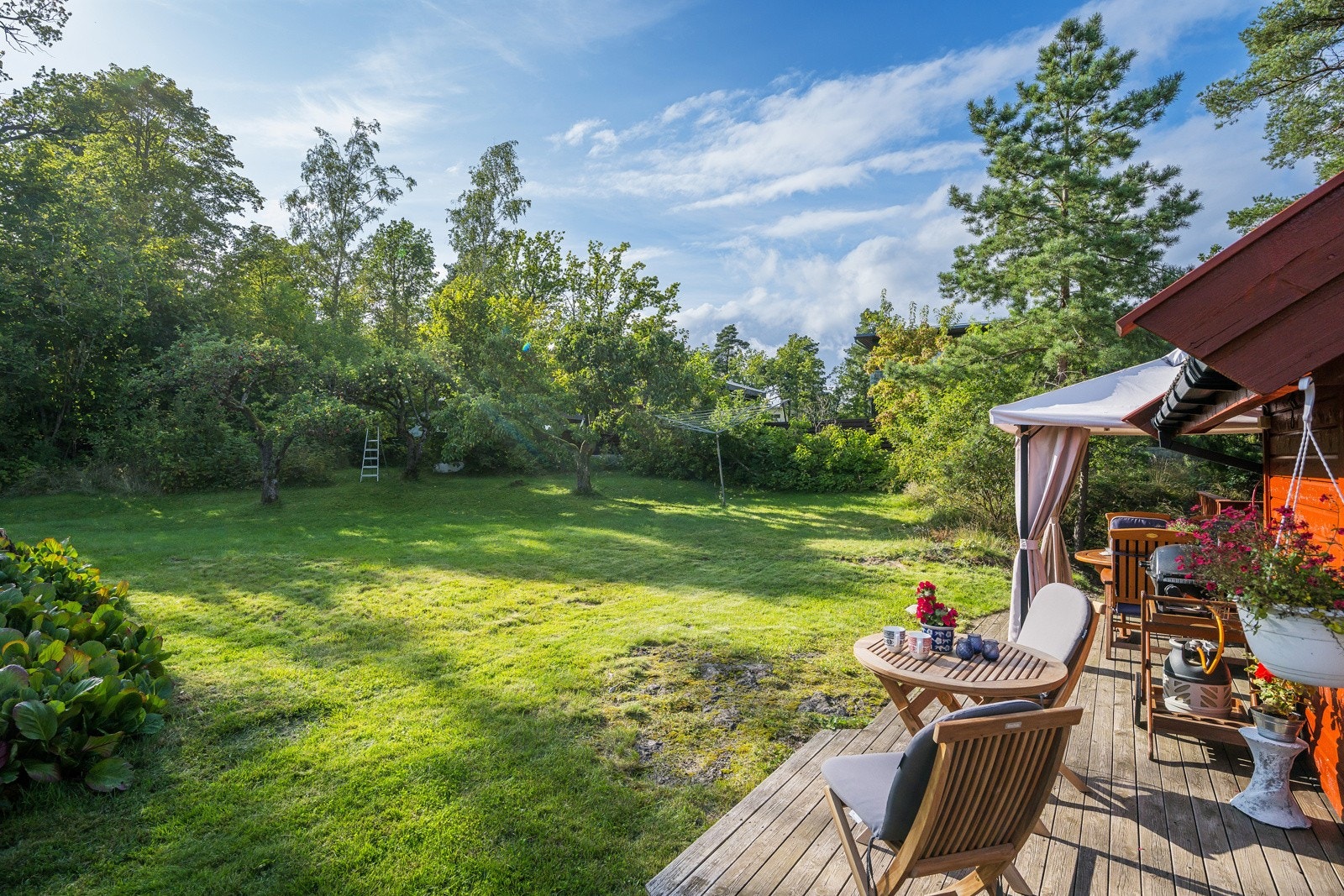 Stor og flott naturtomt på over 2 mål. Her er det plass til både store og små. Galleribilde