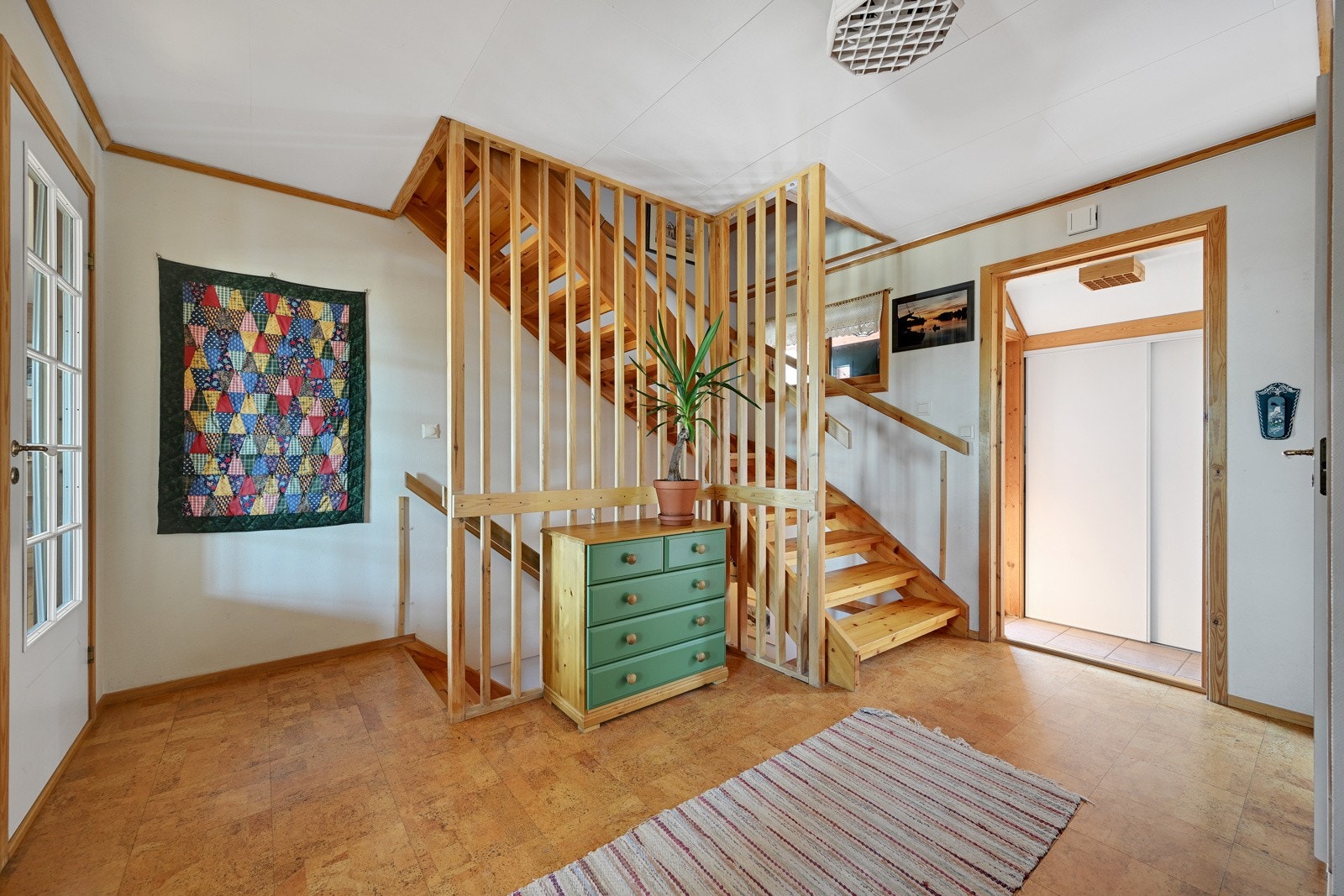 Romslig hall - vi fortsetter rundturen opp trappen til loftetasjen. Galleribilde