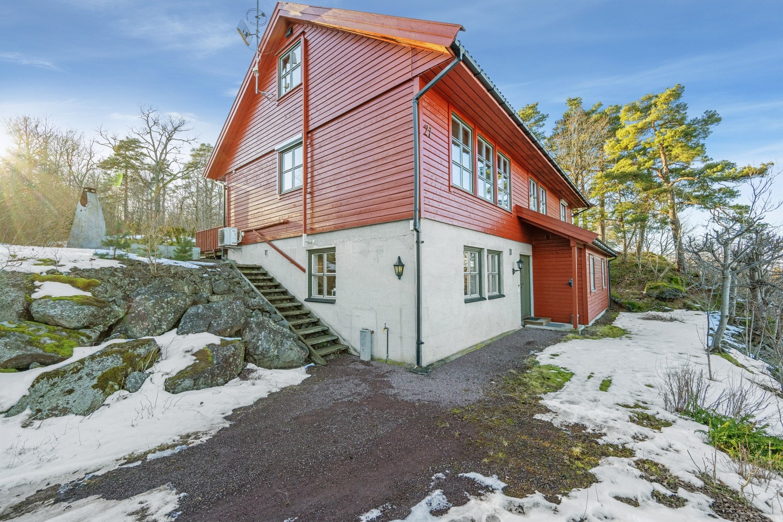 Boligen går over 3 plan med hybel i underetasjen. Galleribilde