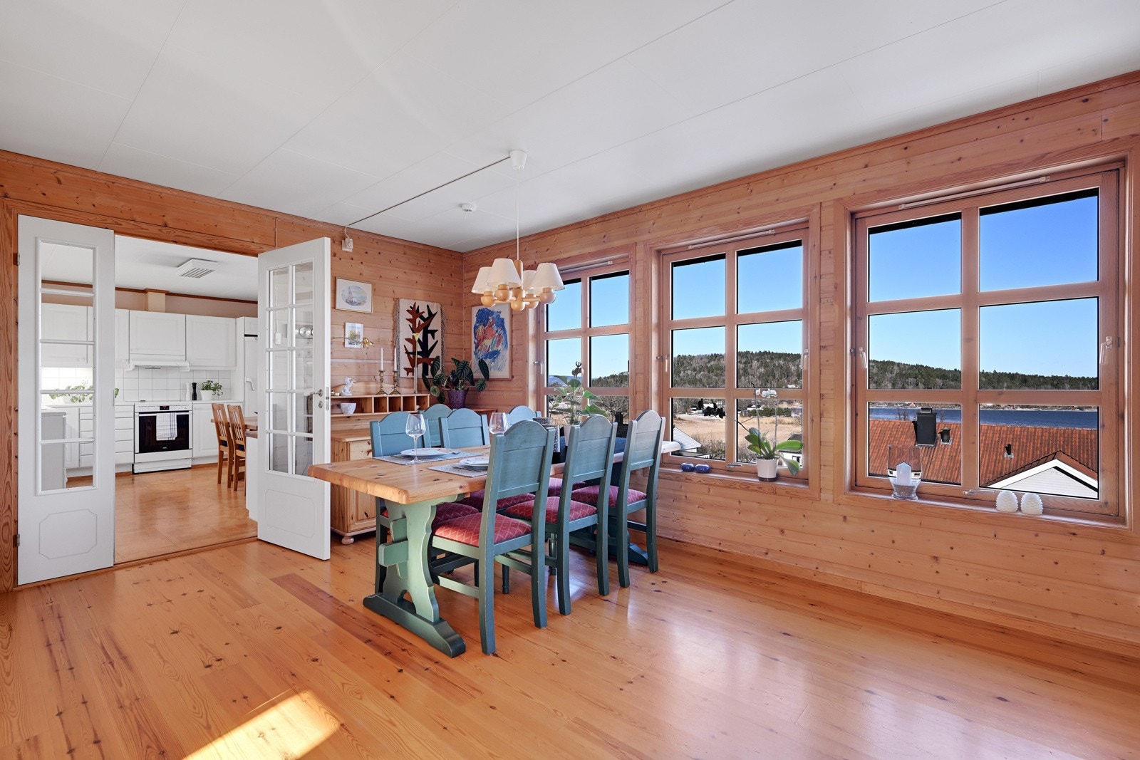 I stuen er det store vinduer som slipper både utsikt og rikelig med lys inn i rommet. Galleribilde