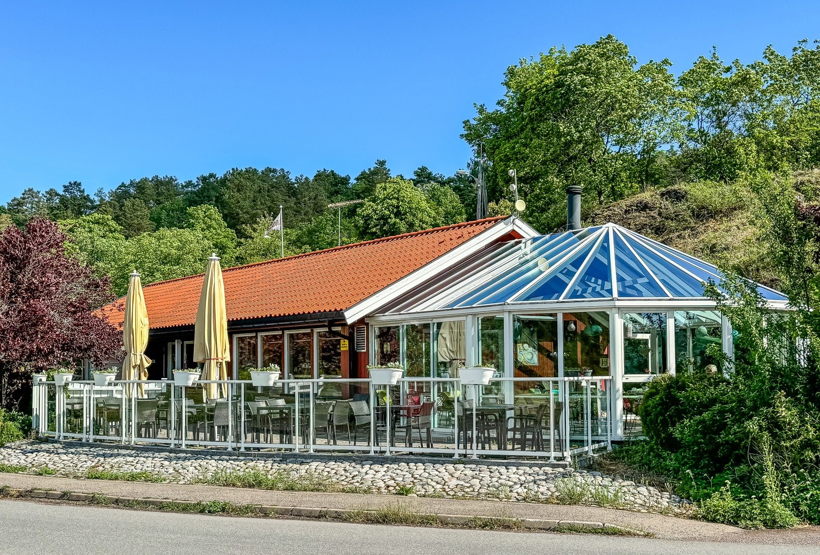 På Løvøya er det sommeråpen Kafé hvor det serveres is og varme retter fra en variert meny gjennom hele sommeren og ut september. Kafeen har serveringsrettigheter og tilbyr et utvalg forfriskninger. Galleribilde
