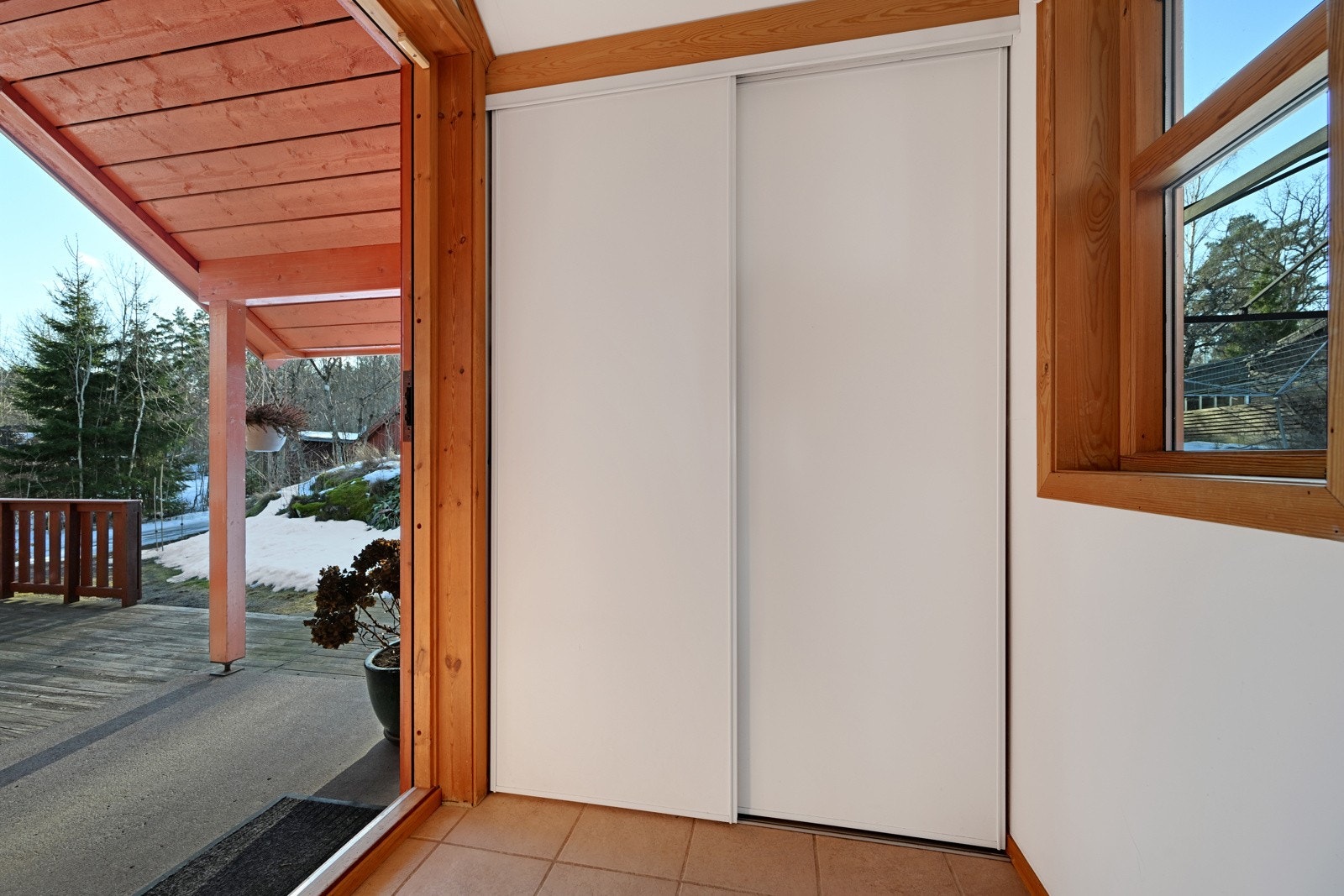 Her ser vi vindfanget med skyvedørsgarderobe - velkommen inn! Galleribilde