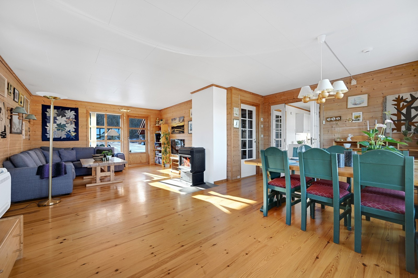 Stuen har god plass for både sofa og spisebord. Galleribilde