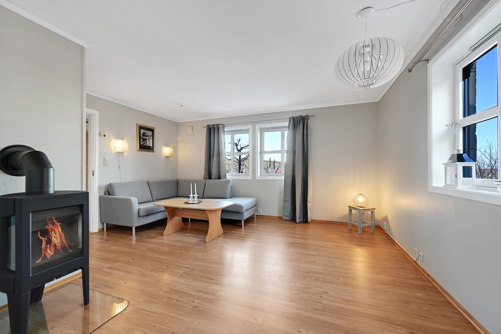 Underetasjen er delt opp i to soner - en tilhørende hoveddelen og en hybeldel. Det er adkomst mellom sonene - så her kan en velge å leie ut hybelen eller benytte hele boligen selv. Galleribilde