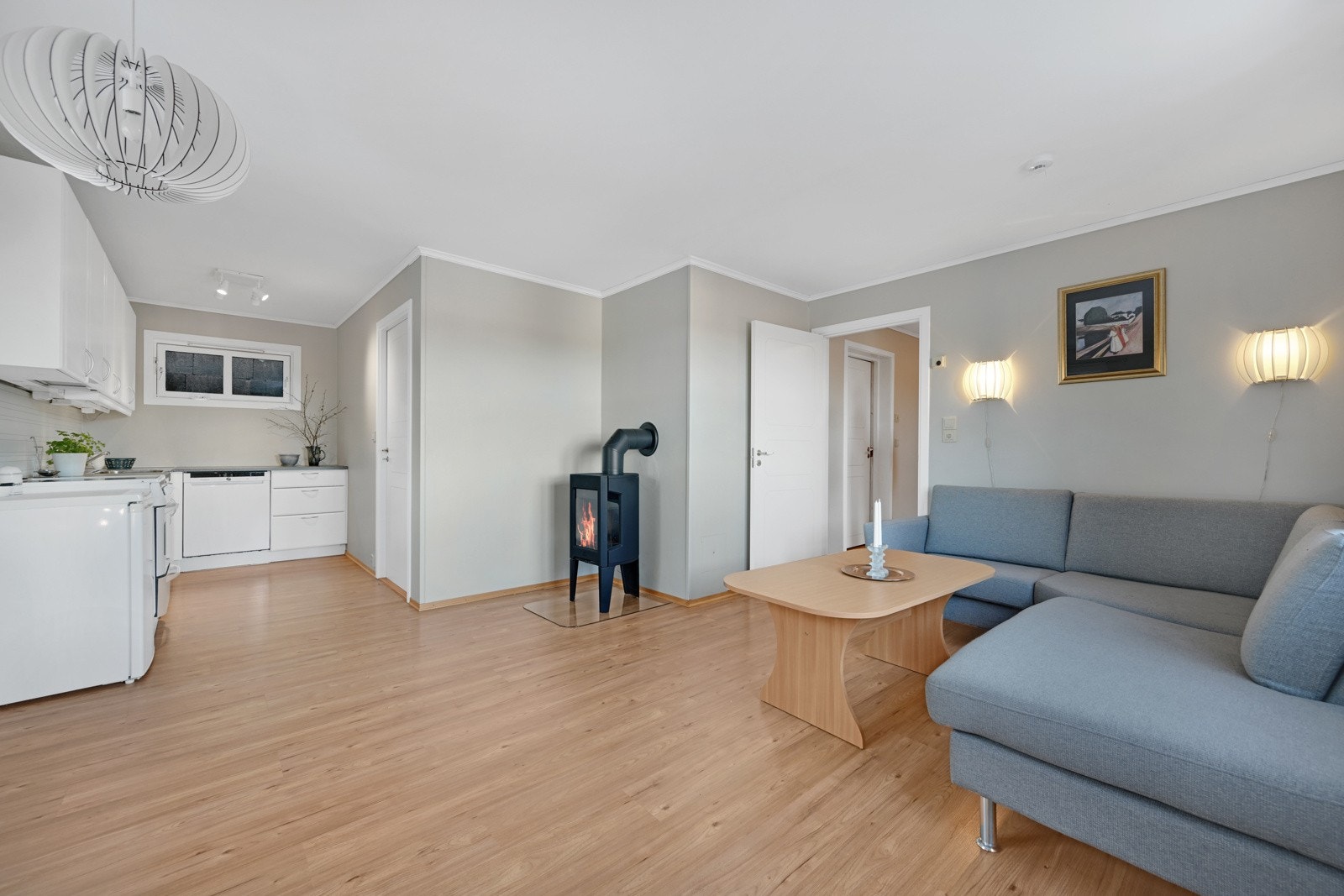 Kjøkkenet i hybeldelen har innredning fra 2017 med profilerte fronter og benkeplate i laminat. Galleribilde