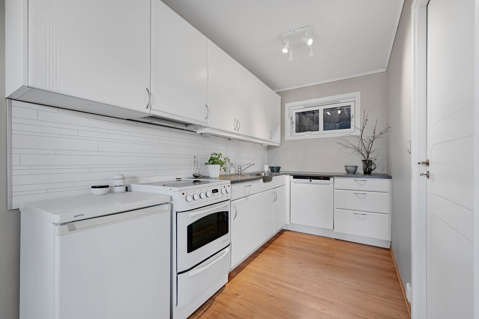 Det er plass for frittstående komfyr, kjøleskap og oppvaskmaskin. Galleribilde