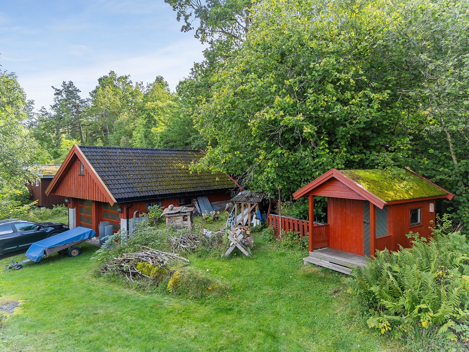 På eiendommen er det dobbelgarasje. Galleribilde