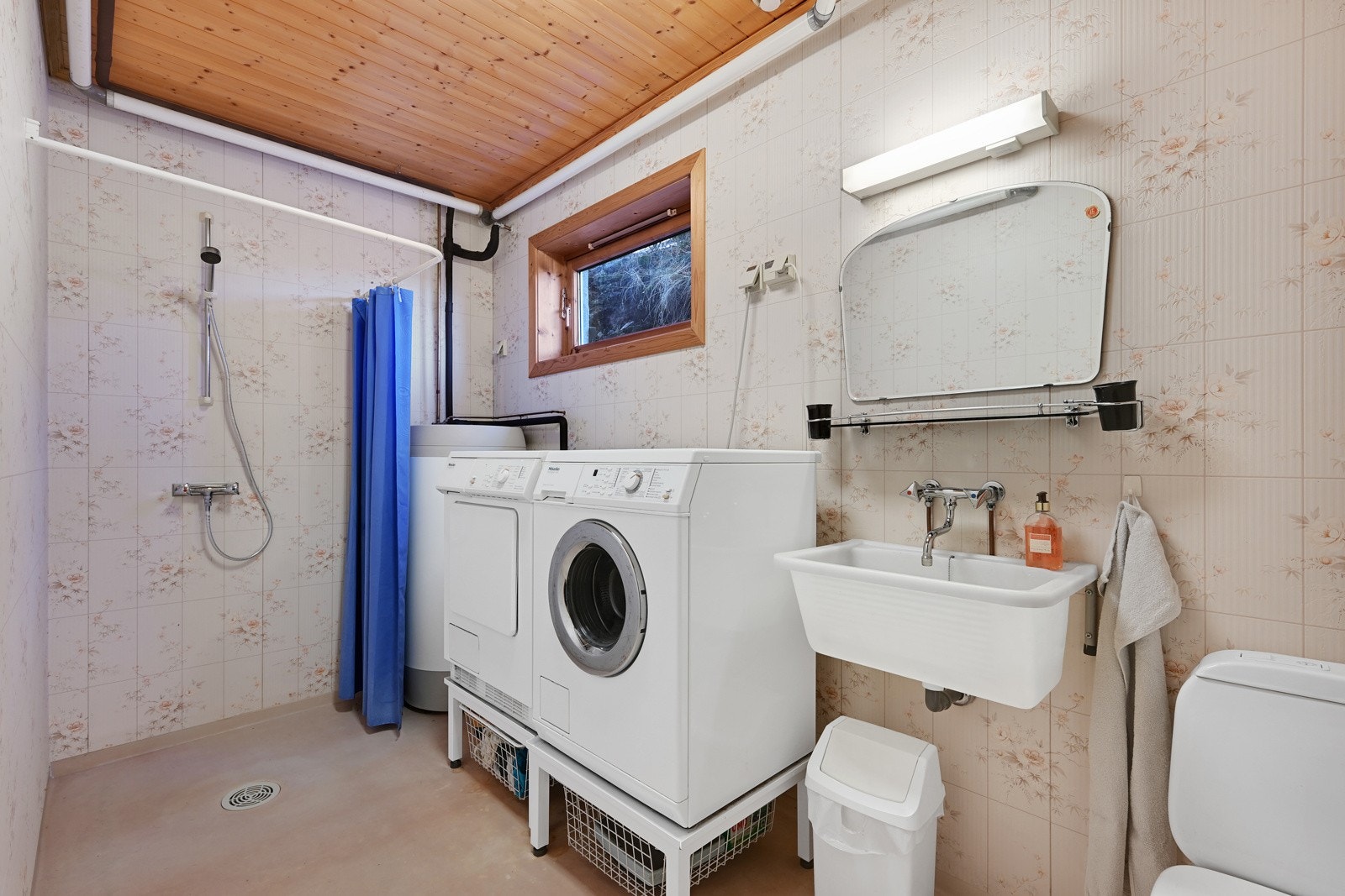 Vaskerom i underetasjen med wc og dusjhjørne. Galleribilde