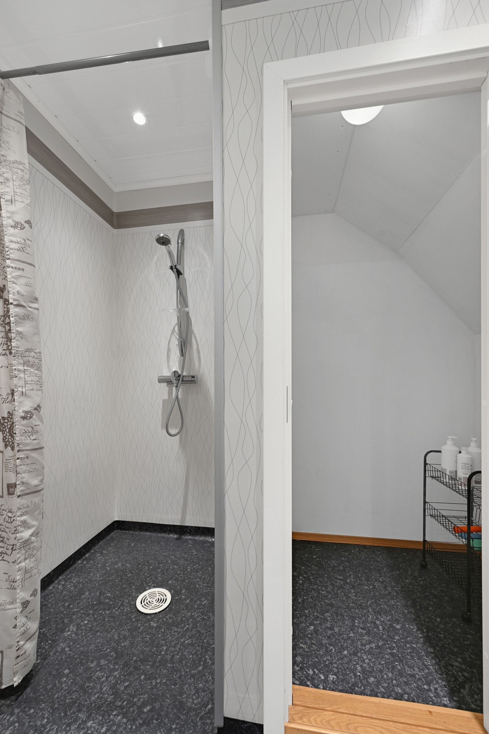 Badet i hybelen har gulvvarme, vinylbelegg på gulv, vinyltapet på vegger og downlights i himling Galleribilde