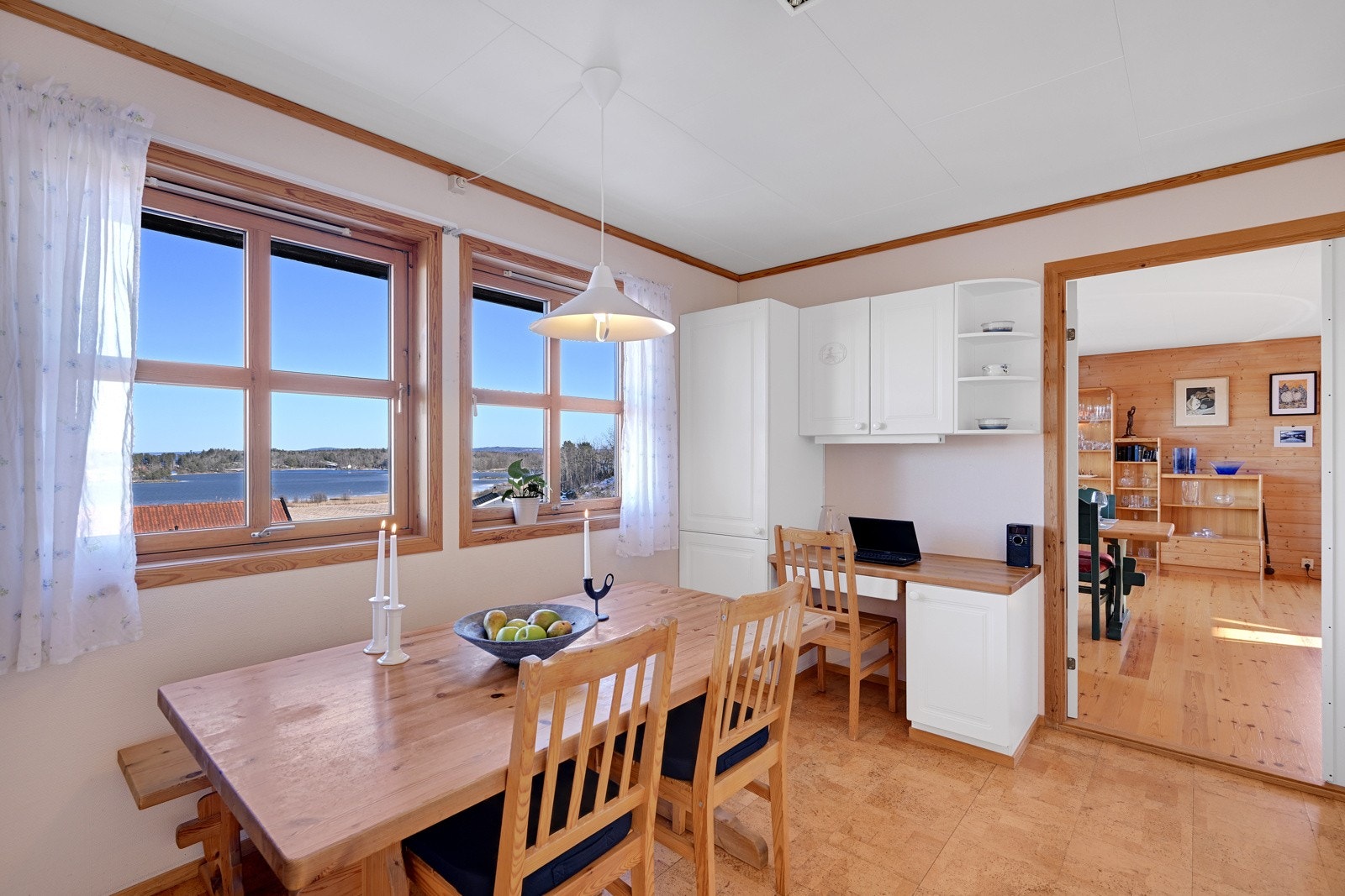 Det er en liten kontorkrok på kjøkkenet - et fint sted for både lekser og hjemmekontor. Galleribilde