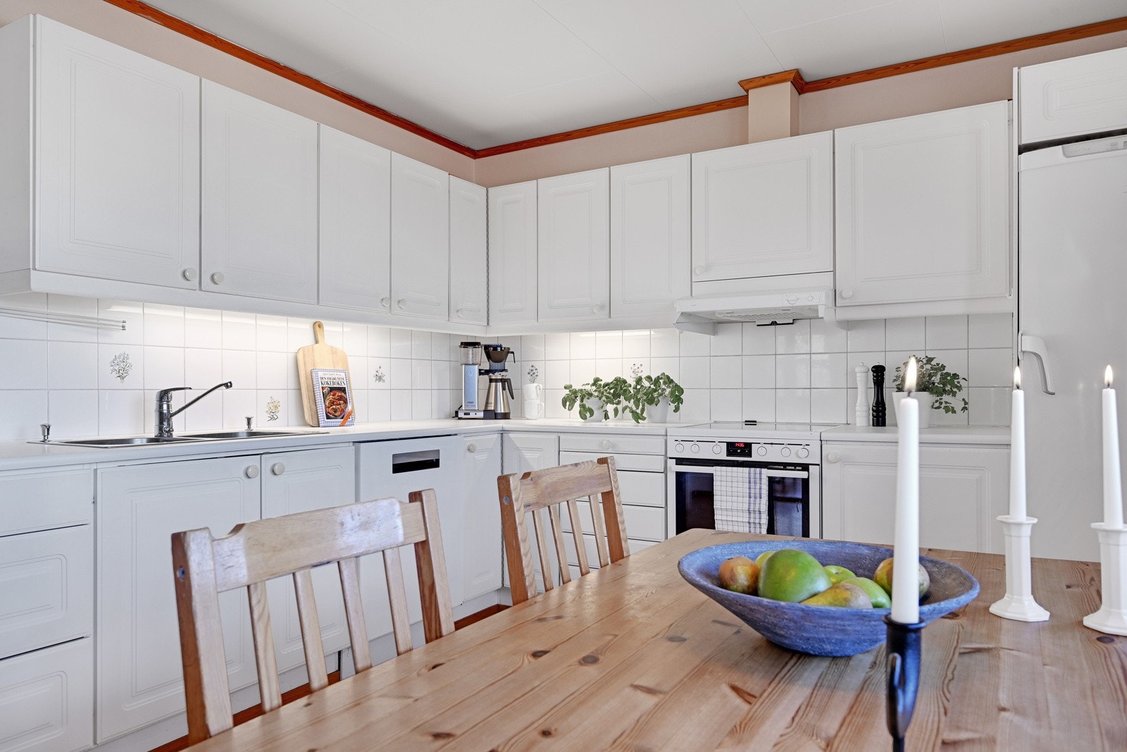 Det er profilerte fronter og benkeplate i laminat. Det er plass for frittstående komfyr, oppvaskmaskin og kjøleskap. Galleribilde