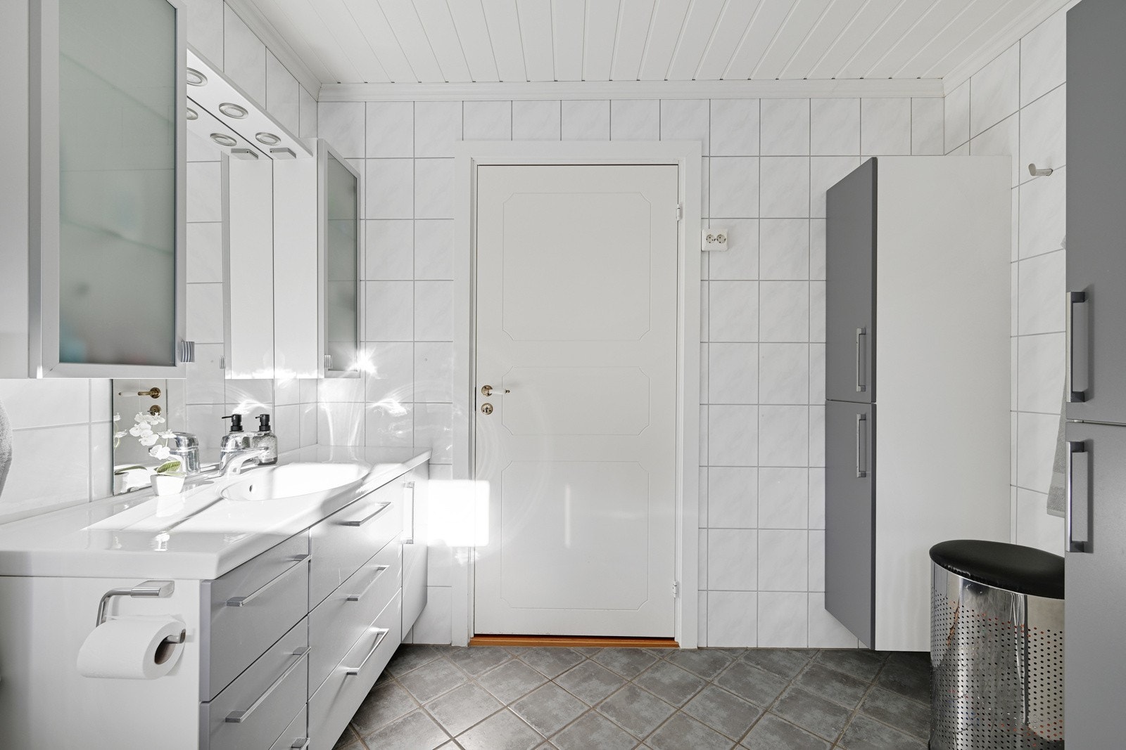 Det er gulvvarme og innfelte downlights i himling. Galleribilde