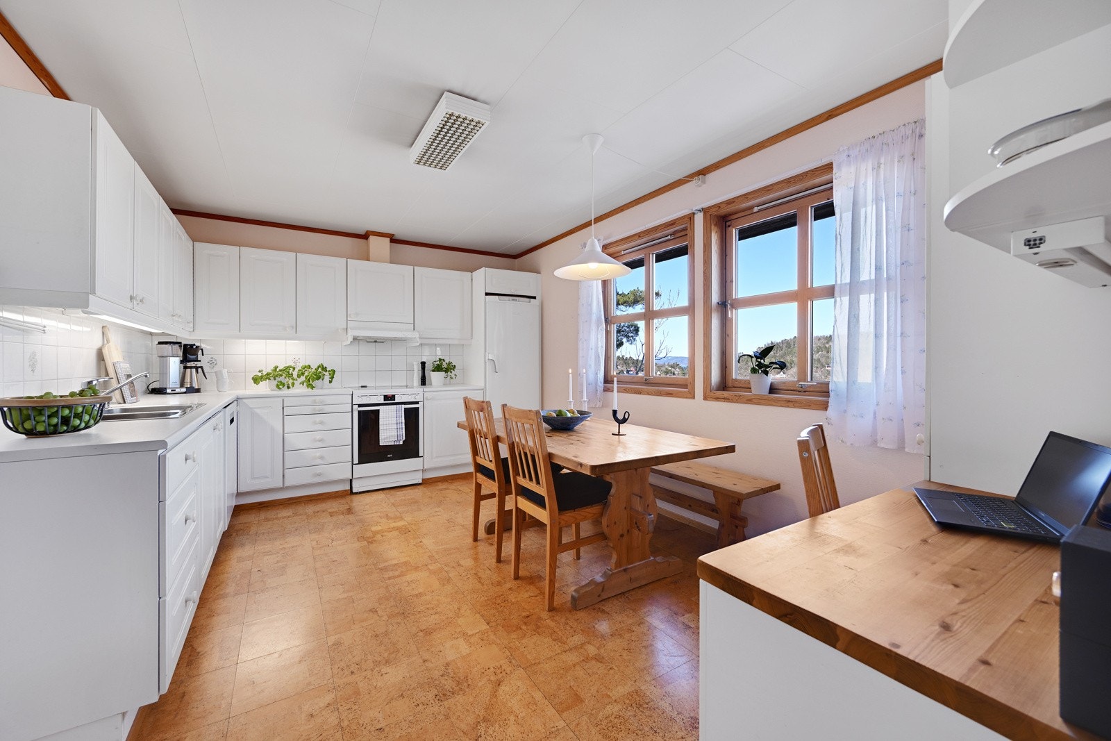 Lyst og praktisk kjøkken med Sigdal-innredning. Galleribilde