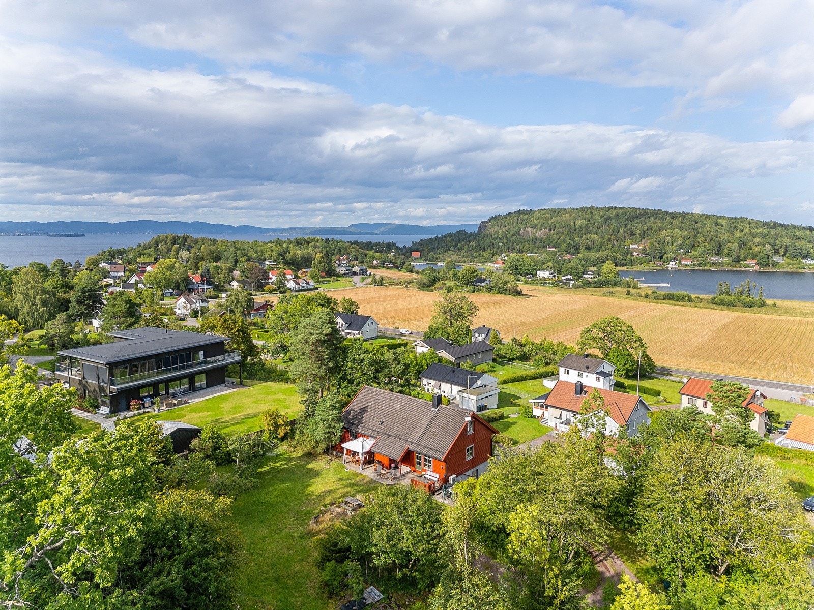 Like i nærheten finner du barnehage, fotballslette/lekeplasser og flott skogs/turterreng med lysløype og turstier helt til Borre golfbane i syd. Galleribilde