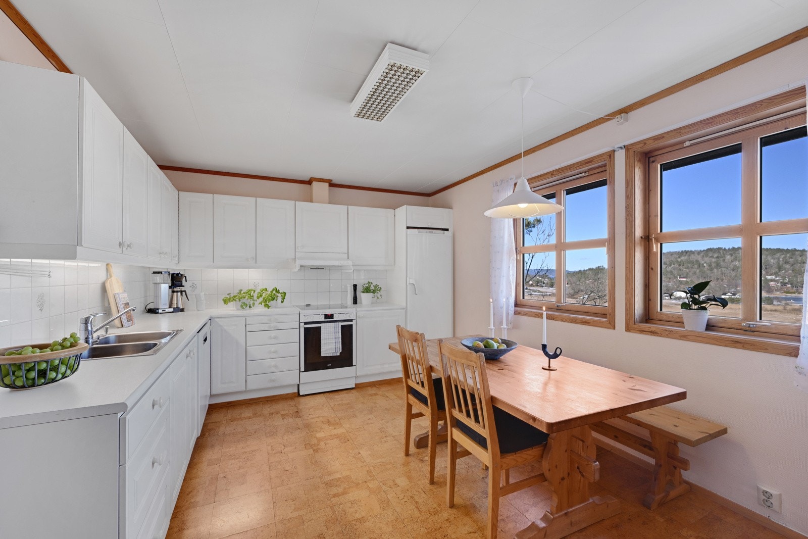 På kjøkkenet er det plass for spisebord - så her har "kokken" full kontroll på gjestene under matlagingen. Galleribilde