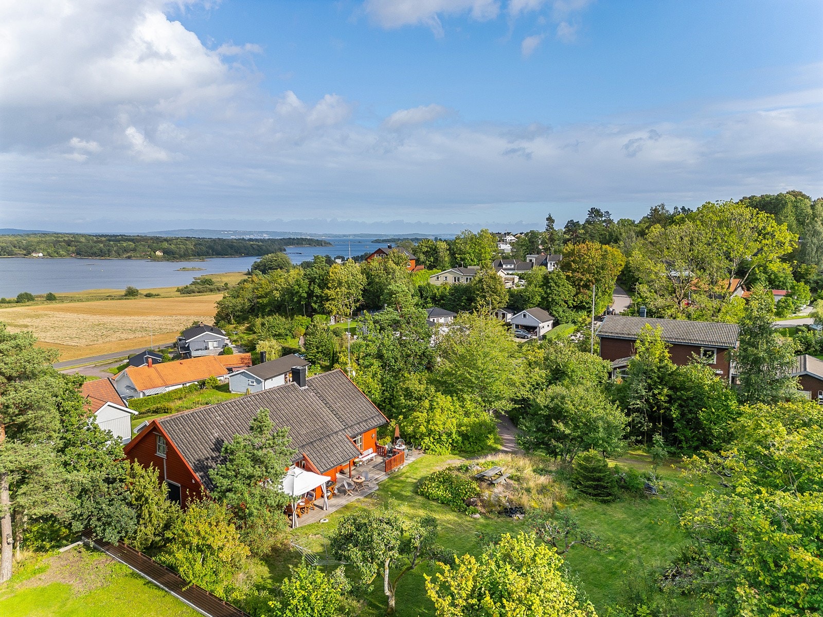 Beliggenheten gir deg det beste fra to verdener: fredelige omgivelser og flotte turmuligheter rett utenfor døren, samtidig som fjorden, Løvøya og badeplasser er like i nærheten. Galleribilde