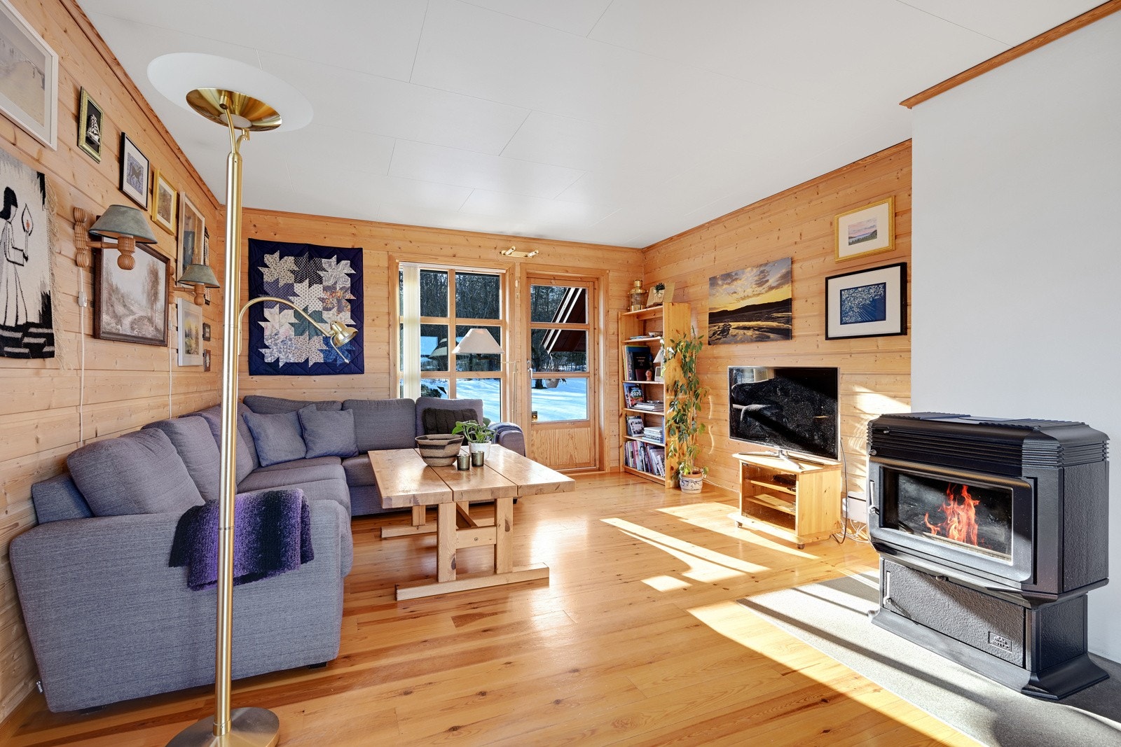 Fra stuen er det utgang til terrasse. Galleribilde