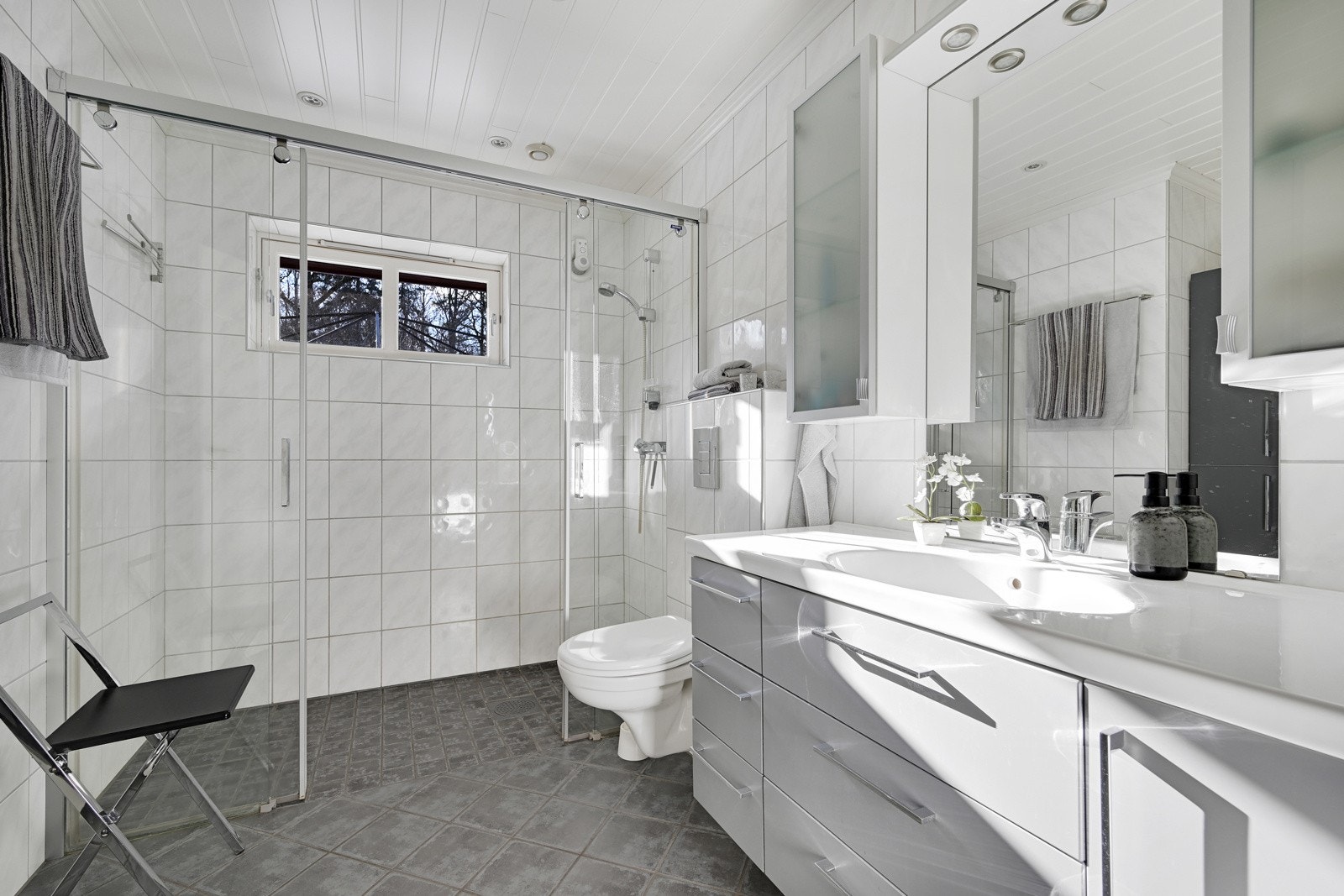 Pent og flislagt bad oppgradert i 2011. Galleribilde