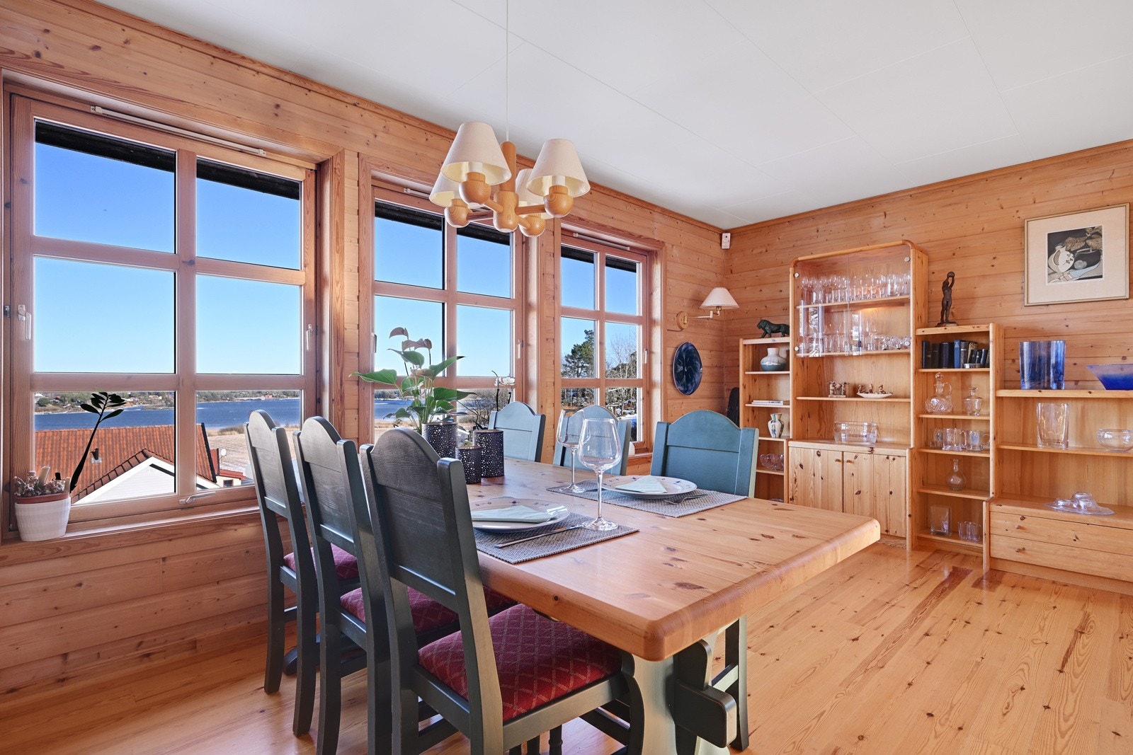 Boligens naturlige samlingspunkt er den romslige stuen. Galleribilde