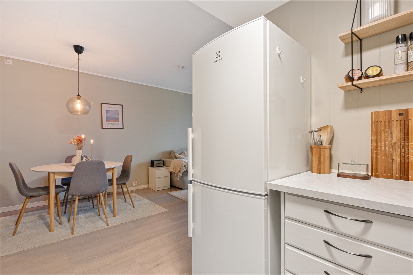Åpen stue/kjøkken løsning som måler 22,9 m². Galleribilde
