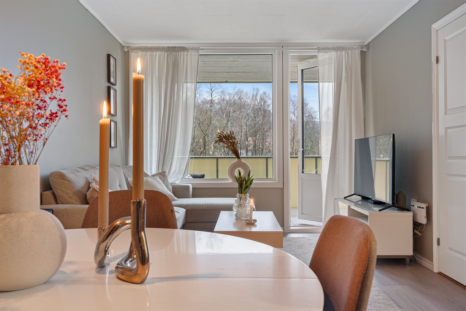 Fra stuen tas man videre til en flott balkong, perfekt på varme sommerkvelder. Galleribilde