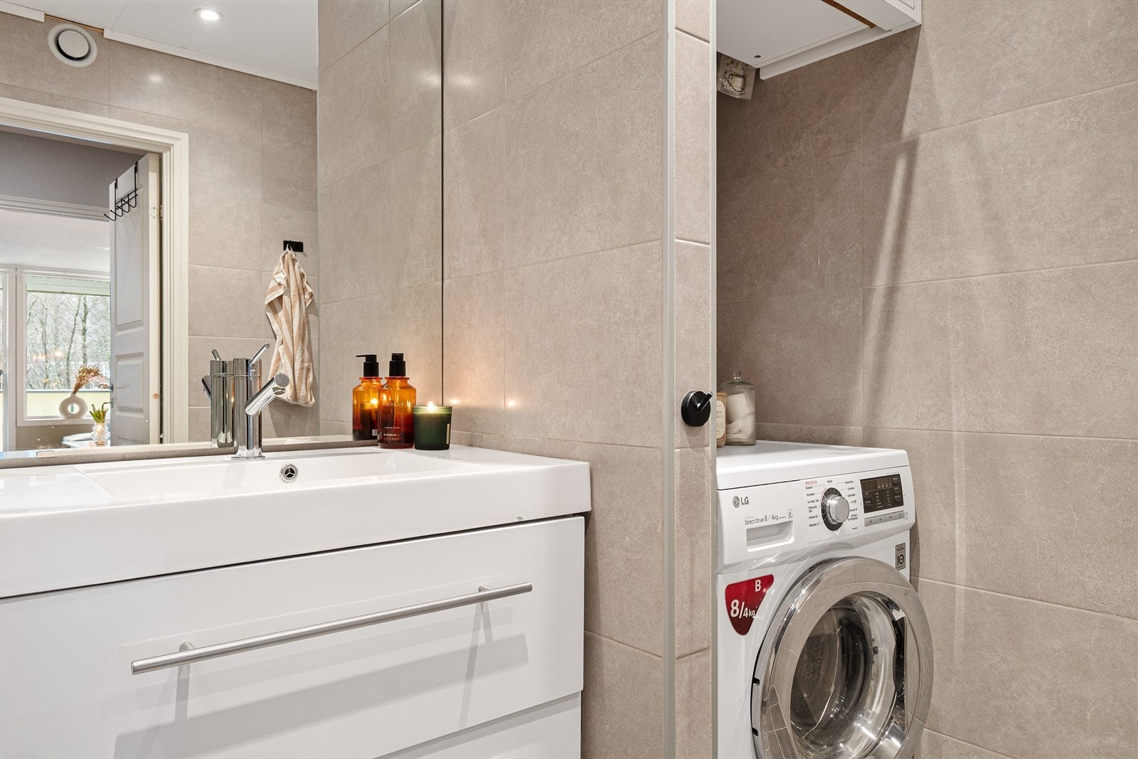 Det er også opplegg for vaskemaskin på badet som gjør klesvasken enkel og effektiv. Galleribilde