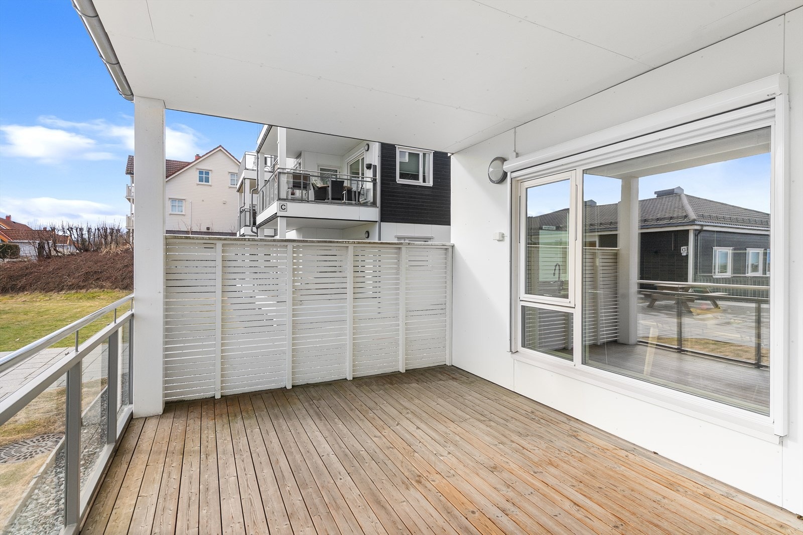 Terrassen er overbygd, noe som gir en lun og skjermet uteplass med god plass til sittegruppe. Galleribilde