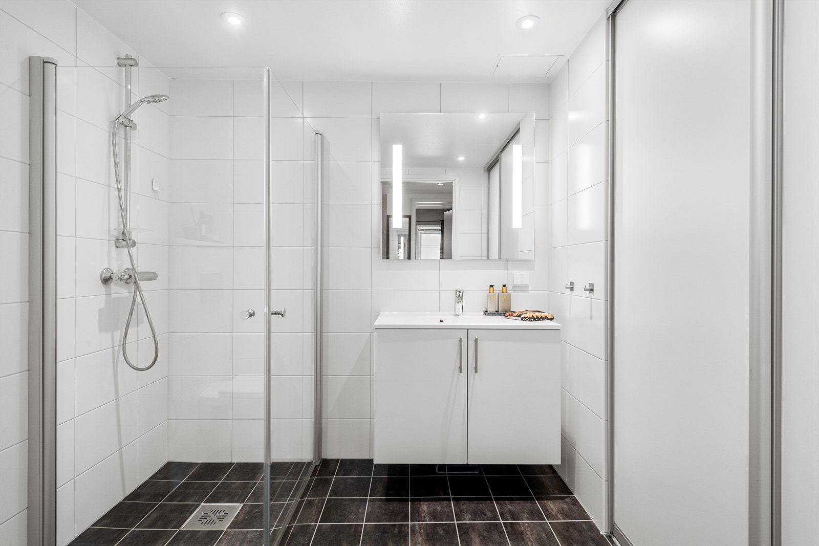 Pent flislagt bad i tidløst design med varme i gulv og downlights i himling. Galleribilde