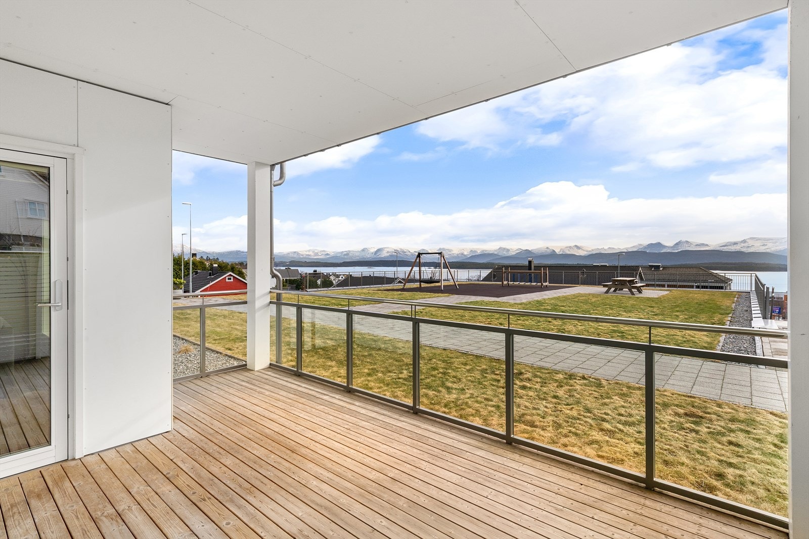 Fra stuen kommer du på denne herlige terrassen på 15 m²hvor godværsdagene kan nytes. Galleribilde