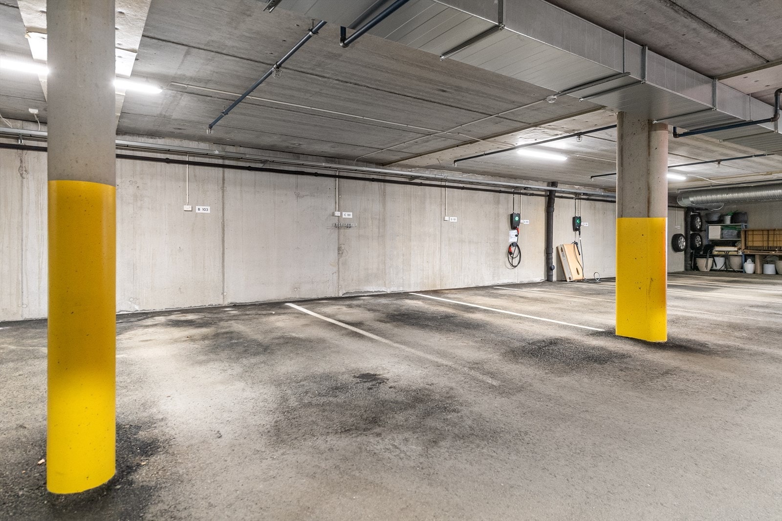 Egen parkeringsplass i felles garasjeanlegg, med heisadkomst til leilighetsplan. Galleribilde