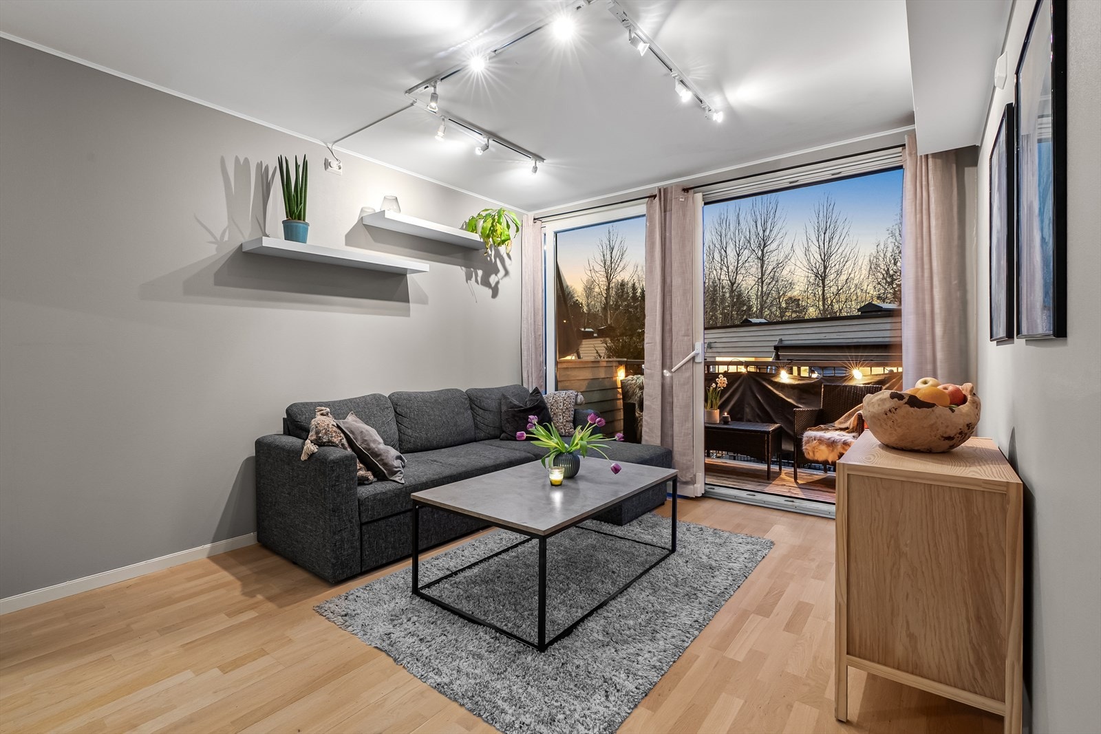 Fra stuen er det direkte tilgang til balkongen på ca. 4,5 m². Galleribilde