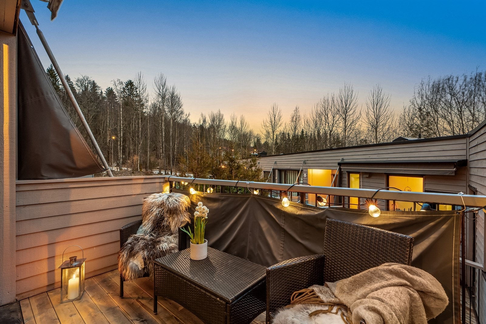 Kveldsstemning på balkongen. Galleribilde