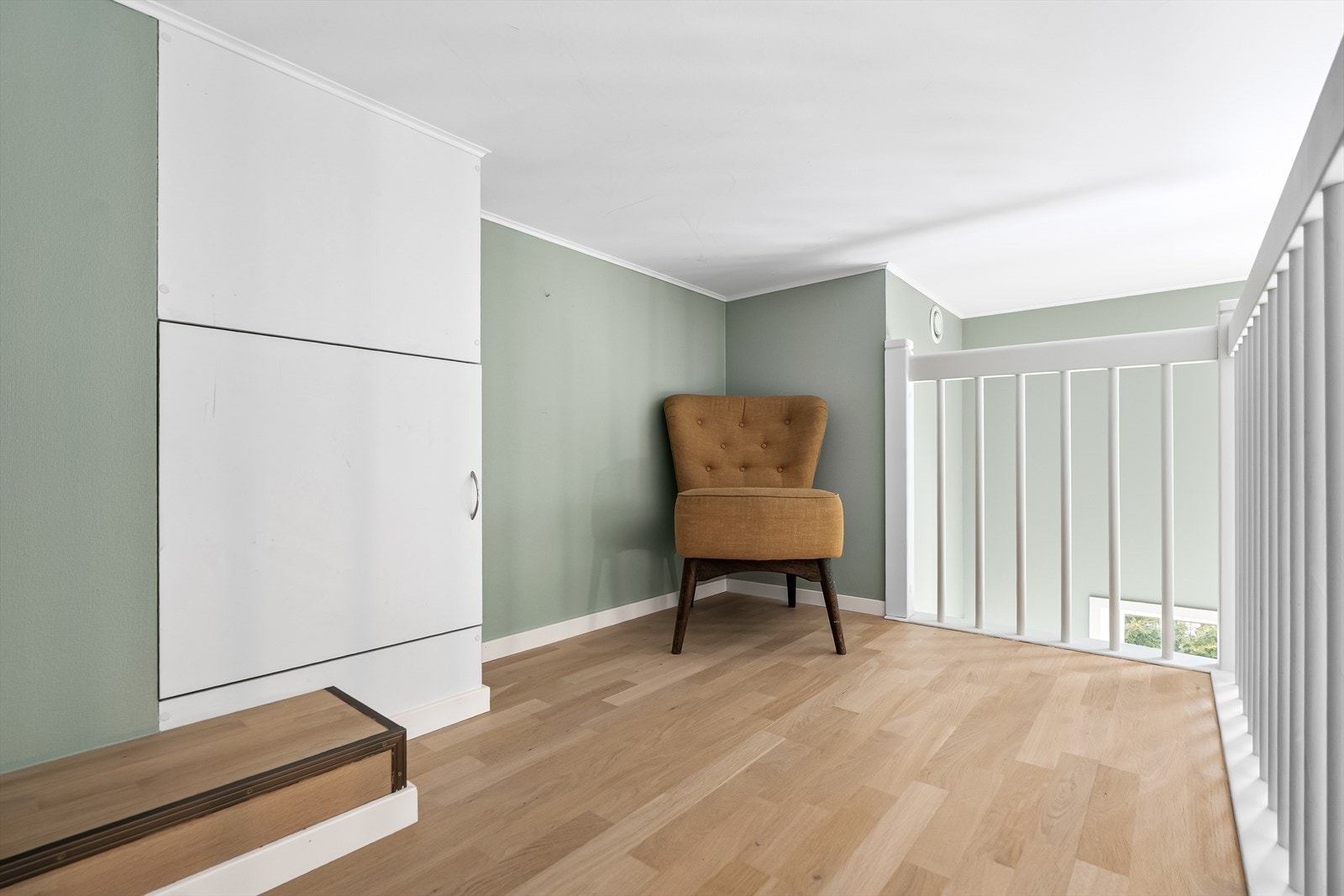 Hemsen har et gulvareal på ca. 4 m² og en takhøyde på ca. 1,3 m. Galleribilde