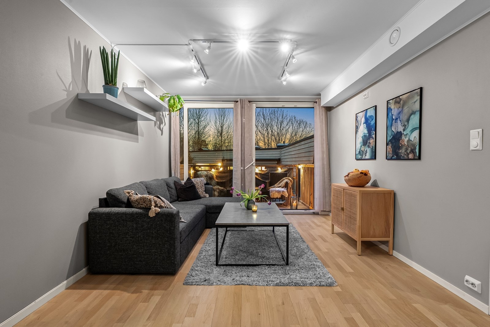 Stuen har parkettgulv og god plass til sittegruppe. Galleribilde