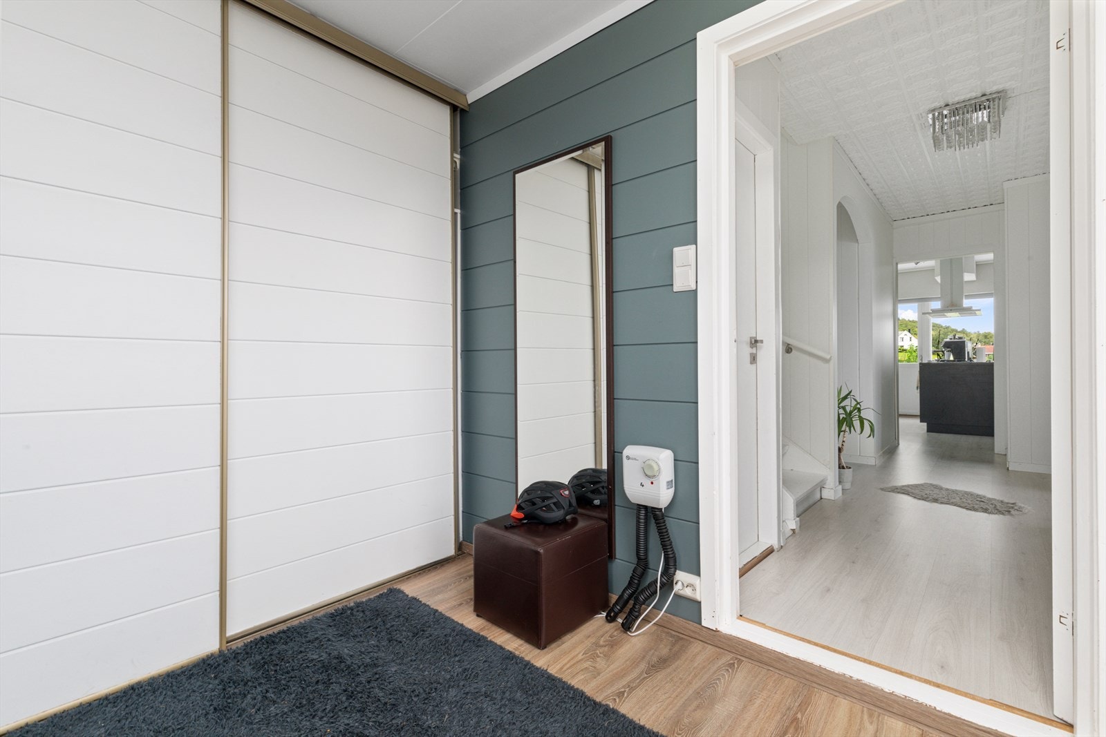 Gang med garderobeskap Galleribilde
