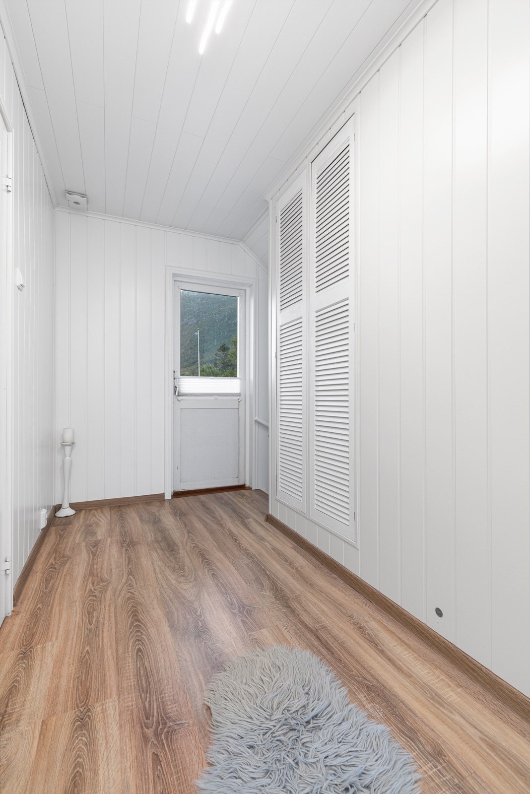 Gang med praktisk skapplass Galleribilde