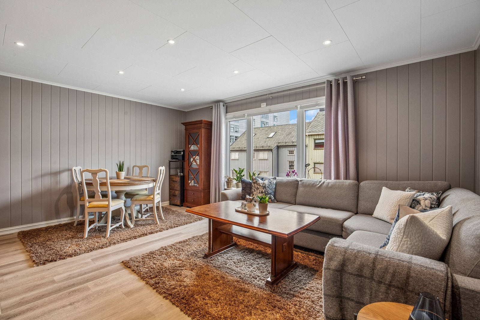 Romslig stue og en komfortabel lounge. Galleribilde