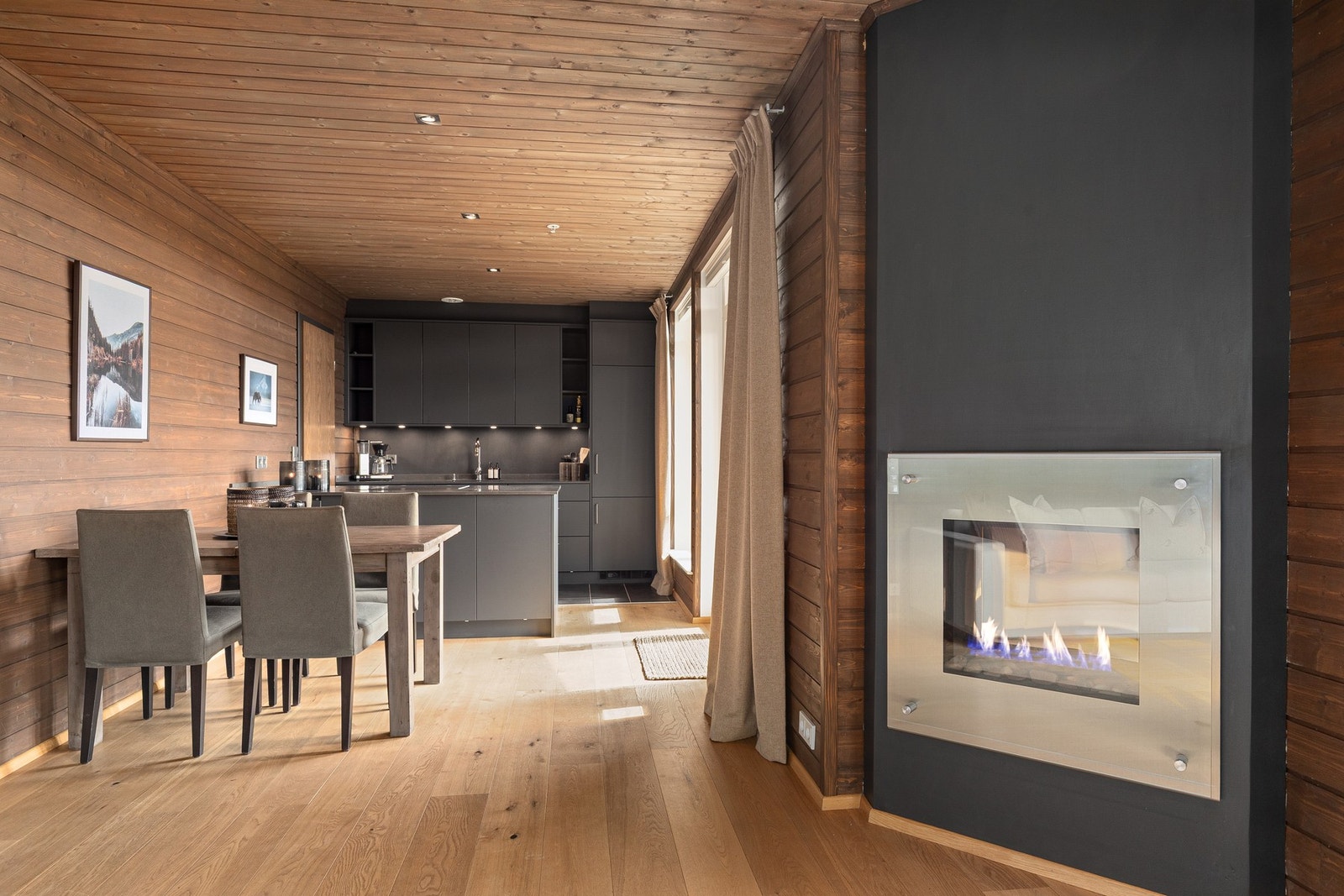 Gasspeis - som fungerer som et naturlig midtpunkt og deler stuen på en harmonisk måte Galleribilde
