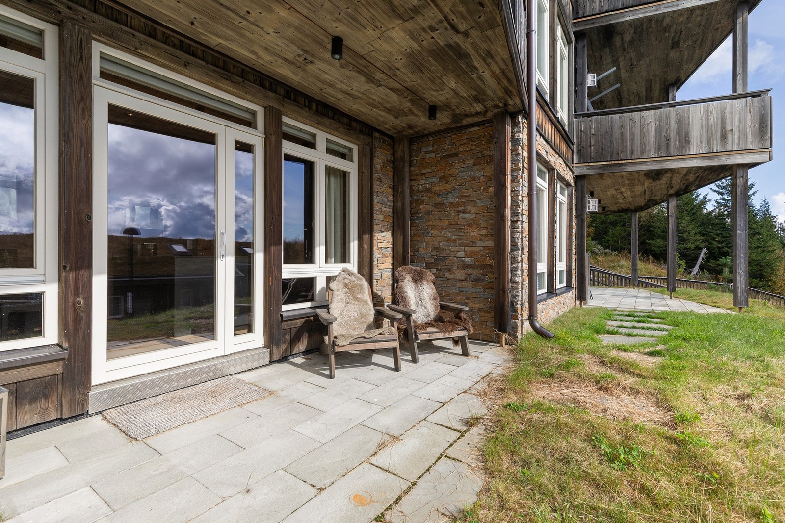 Leiligheten byr på en skjermet, romslig og lun terrasse på 12 m² - perfekt for rolige stunder Galleribilde