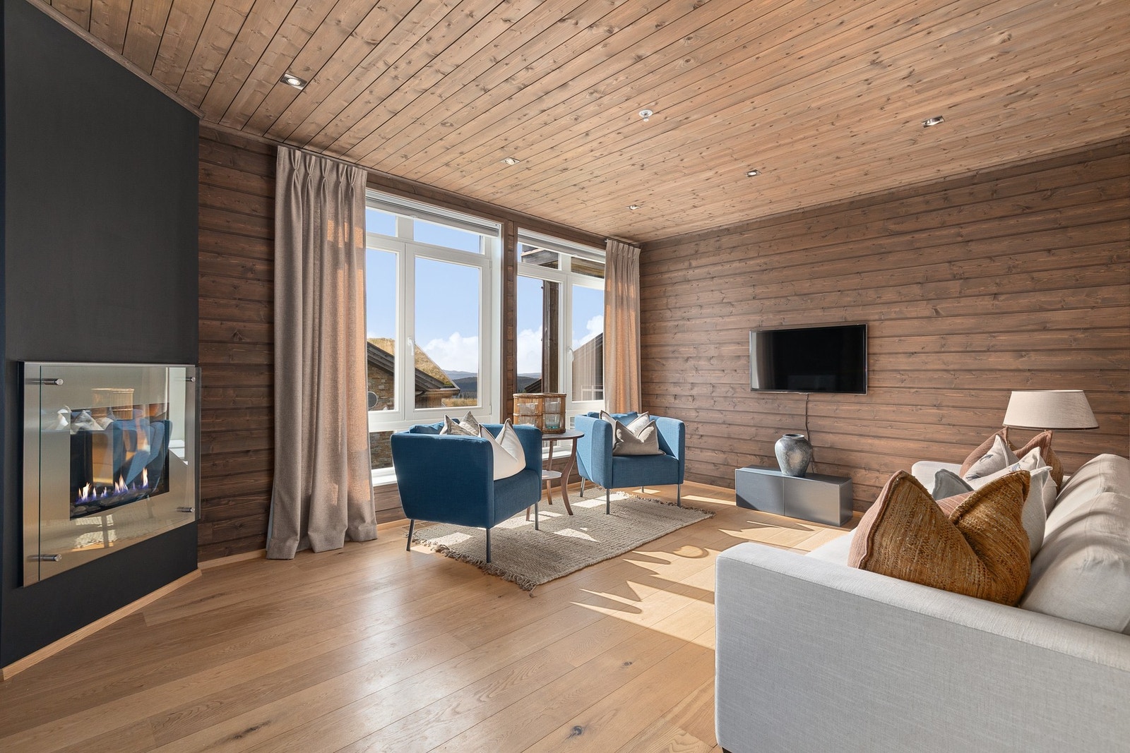 Dette er en gjennomført og svært attraktiv 3-roms leilighet med flott utsikt og en elegant kombinasjon av tidløst, moderne design og klassiske hyttegrep Galleribilde