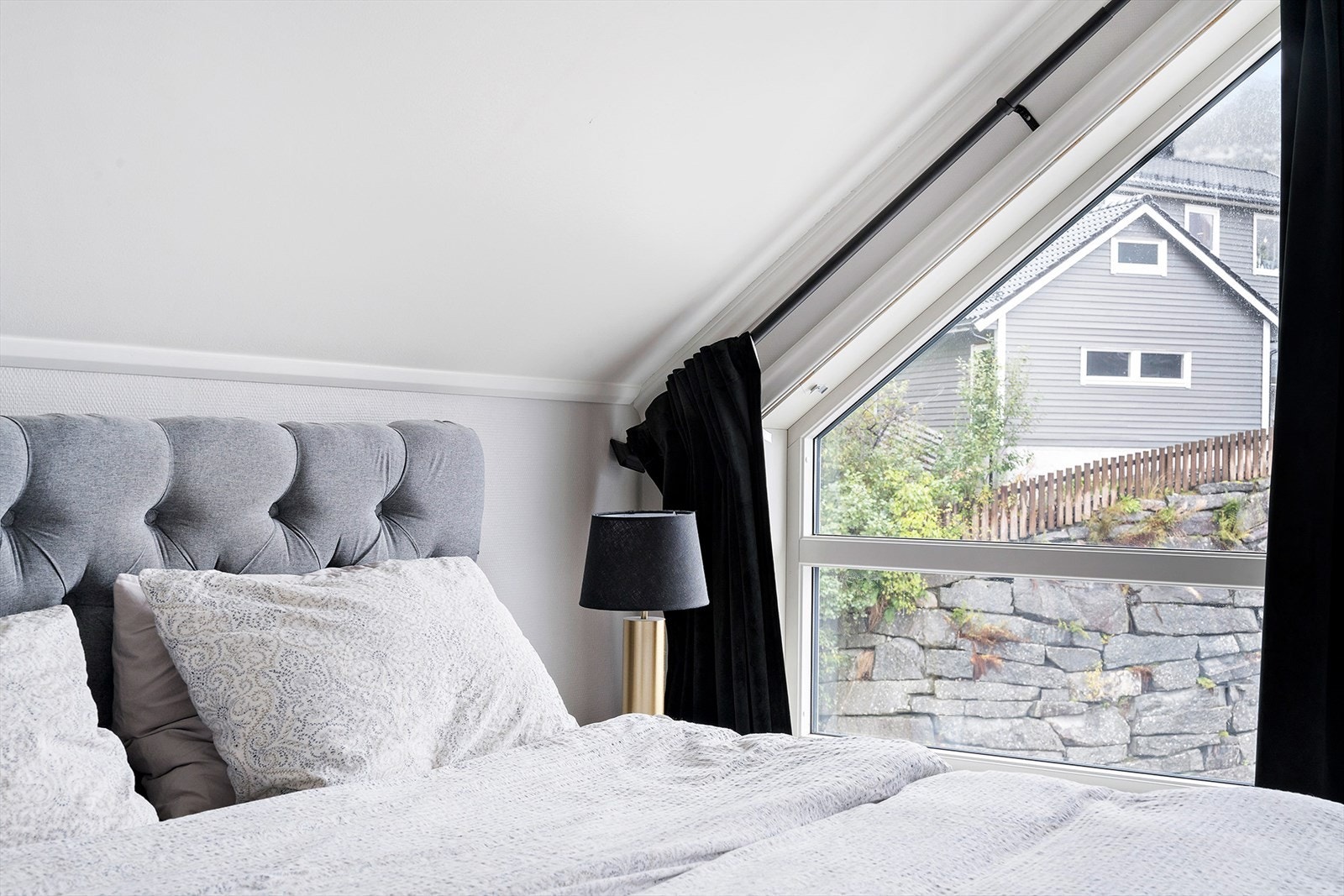 Vinduet på soverommet gir godt med naturlig lysinnslipp. Galleribilde