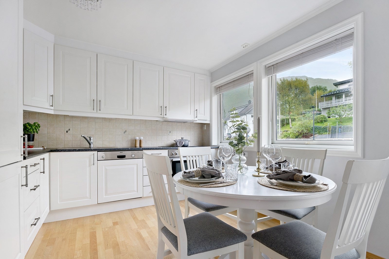 Kjøkkenet har en fin størrelse og plass til kjøkkenbord og stoler. Galleribilde