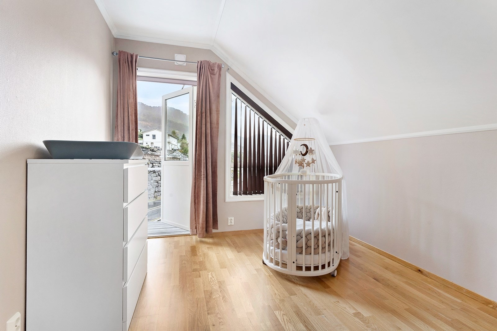 Soverom nr. 3 og 2 har utgang til vestvendt balkong. Galleribilde