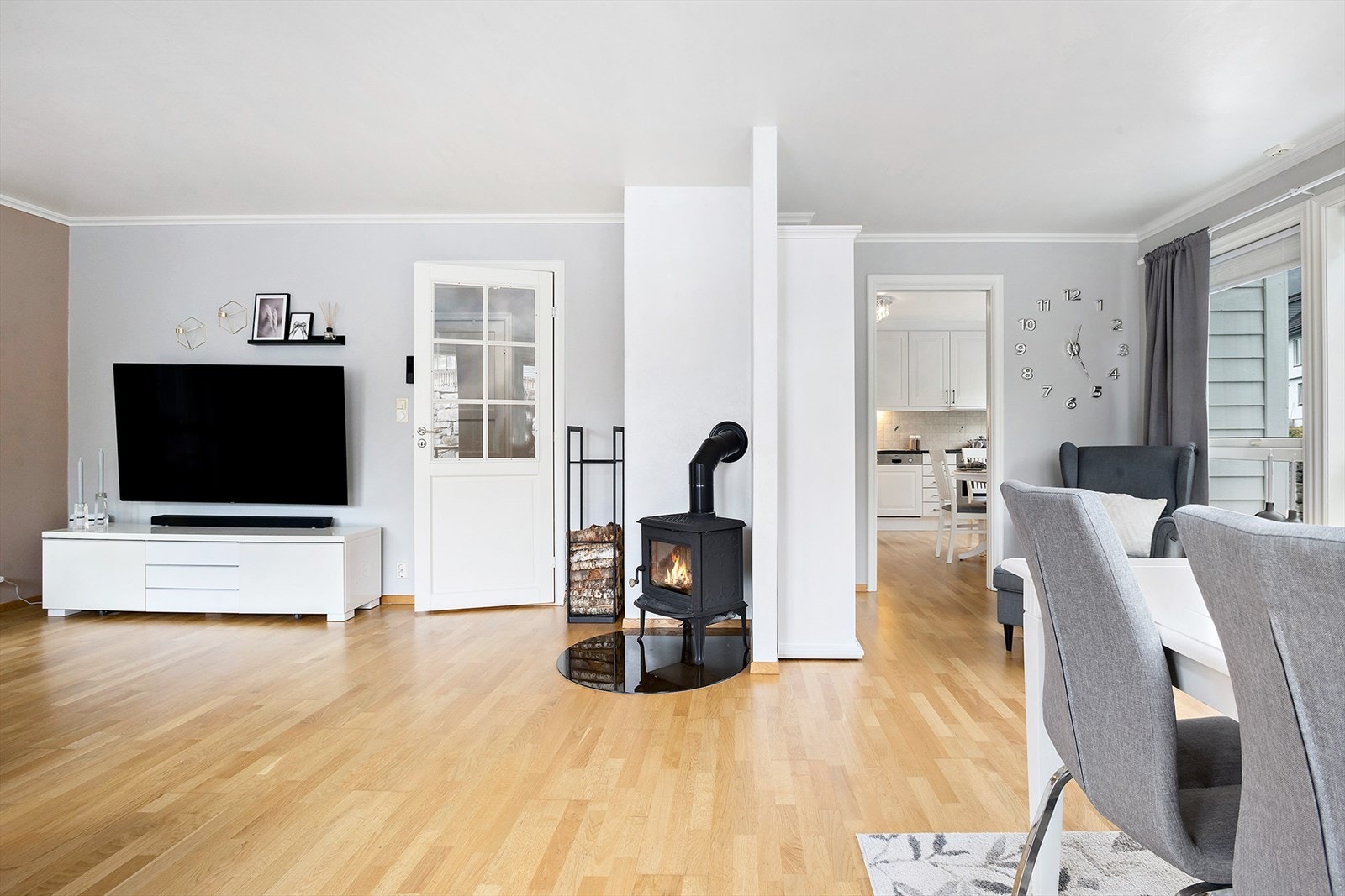 Fra stuen er tilkomst til entèen og kjøkkenet Galleribilde