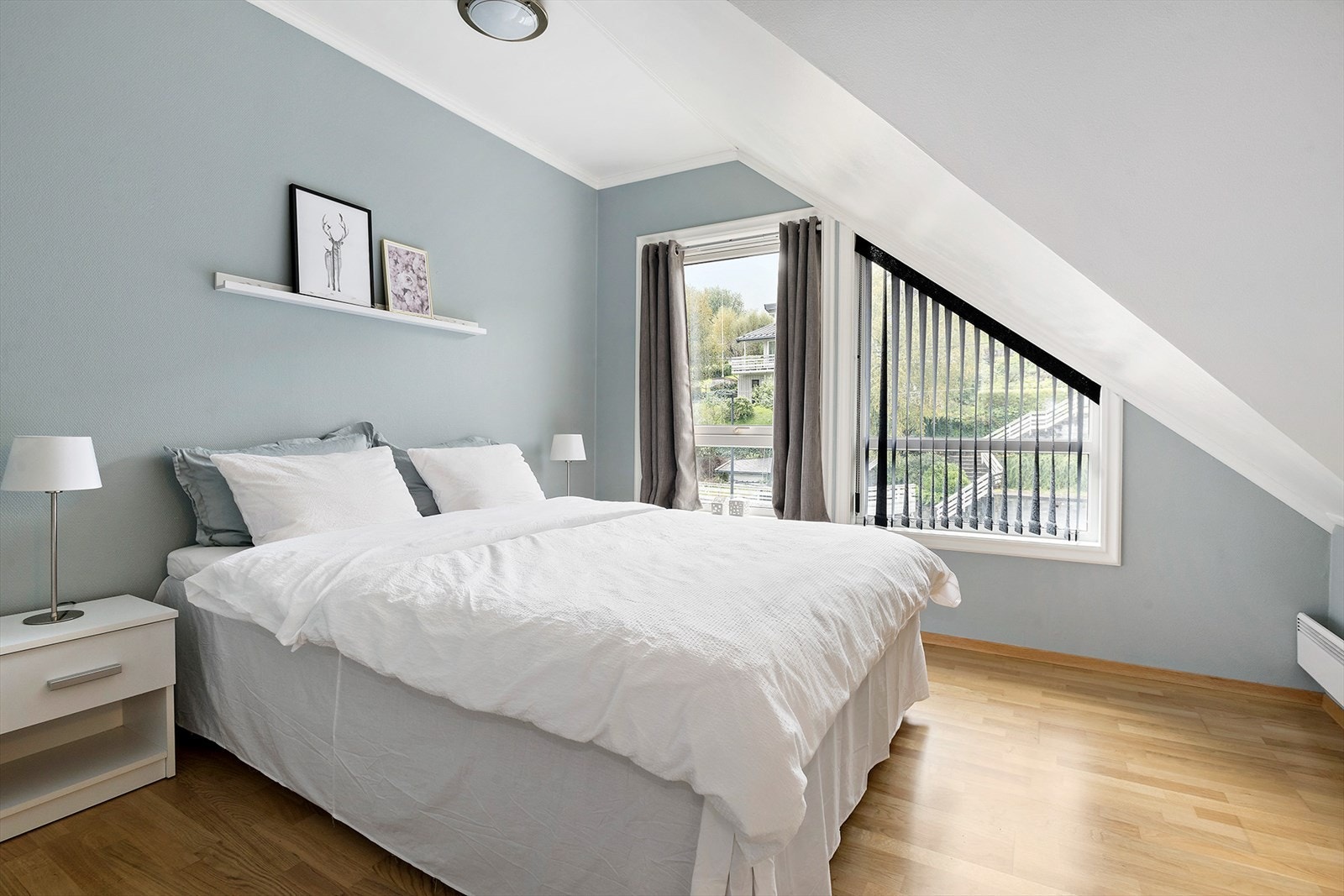 Hovedsoverommet har god plass til dobbeltseng med tilhørende nattbord. Galleribilde